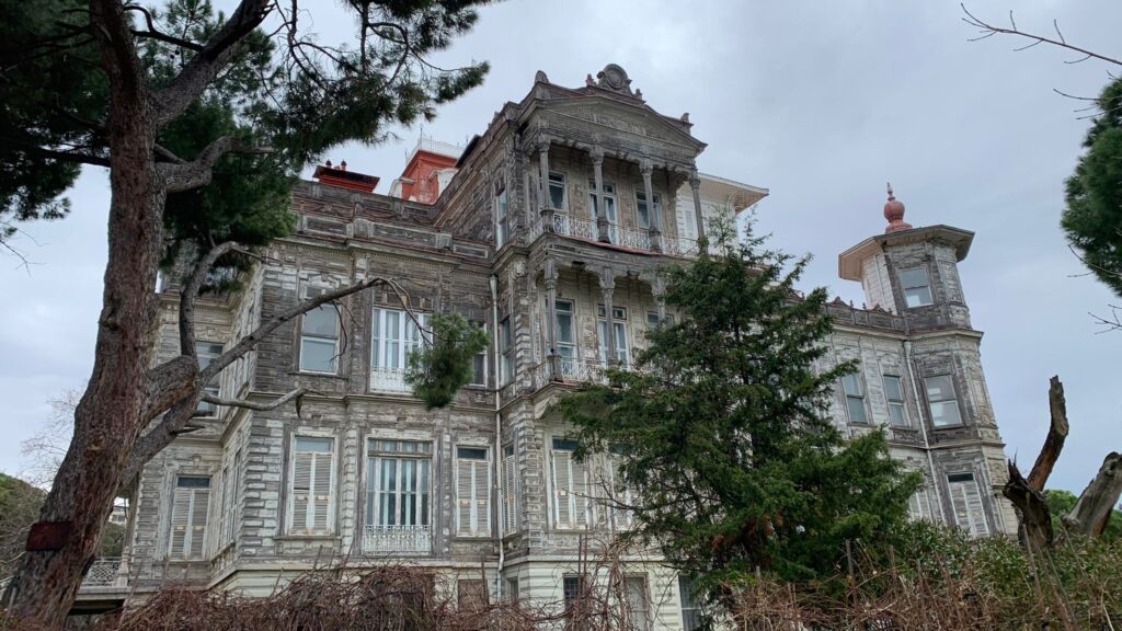 Ragıp Paşa Köşkü: Bostancı Sahili’nde Bir Çalma Listesi